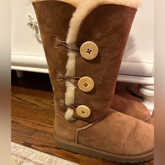 UGG Bailey button triple button chestnut - Picture 3 of 6